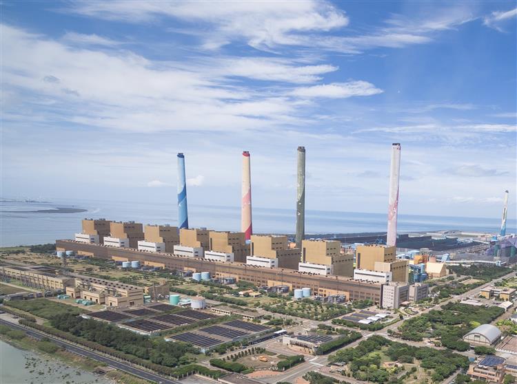 台中電廠10月進入空污季後執行「擴大自主減煤方案」，全廠上(10)月降載量佔總裝置容量一度達到6成，根據統計台中電廠上月發電量也創十年來同期新低。