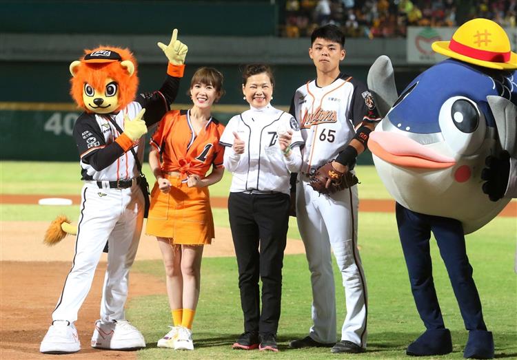台灣精品為2020中華職棒台灣大賽加油! 王美花部長特別擔任開球嘉賓