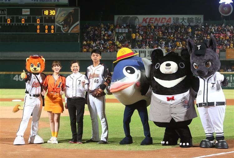 台灣精品為2020中華職棒台灣大賽加油! 王美花部長特別擔任開球嘉賓