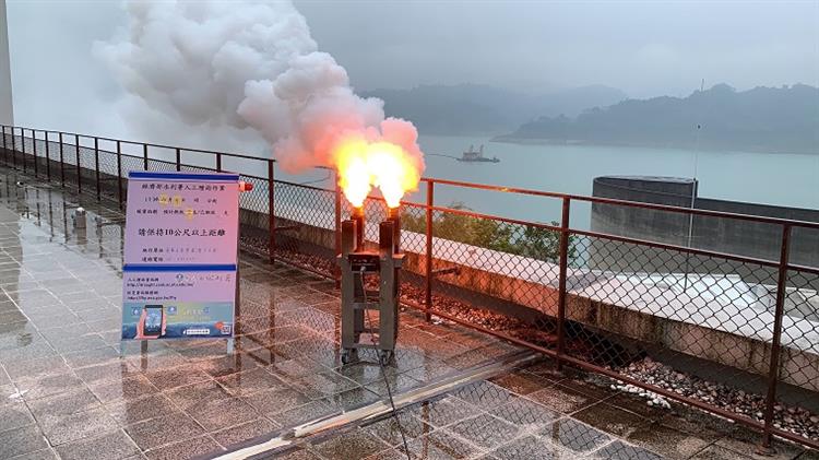 水利署今（9）日於曾文水庫進行人工增雨作業2。