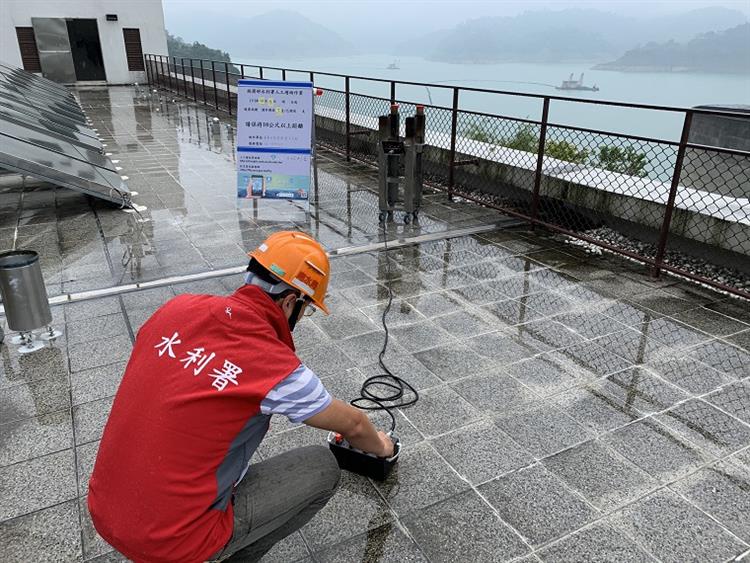 水利署今（9）日於曾文水庫進行人工增雨作業1。