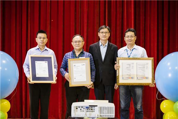 循環經濟、產品環境資訊揭露授證左起依序華新麗華股份有限公司、 南美特 科技股份有限公司、加工處劉繼傳副處長、光寶科技股份有限公司