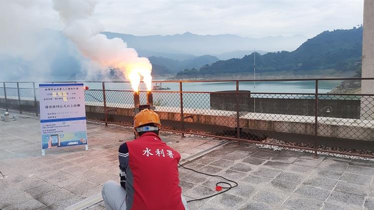 水利署把握此波難得降雨系統在曾文水庫人工增雨施作1