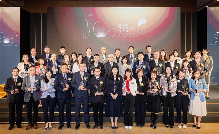 2020台灣國際品牌價值於今(17日)揭曉榜單，經濟部工業局陳佩利主任秘書(前排左七)與台灣最佳國際品牌企業代表合影。