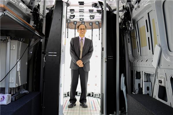 加工處黃文谷處長於光緯公司智慧掃描車進行人體建模掃描體驗
