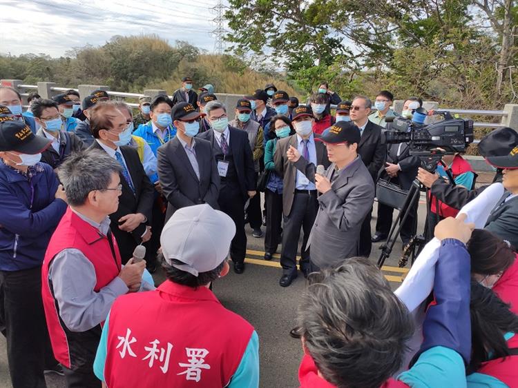 水利署王藝峰副署長項各級長官及評核委員介紹寶二水庫設施
