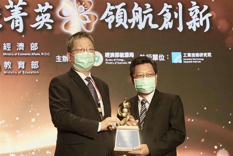 台水公司李嘉榮副總經理(右)獲經濟部能源局局長游振偉頒發109年度節能標竿銀獎獎座