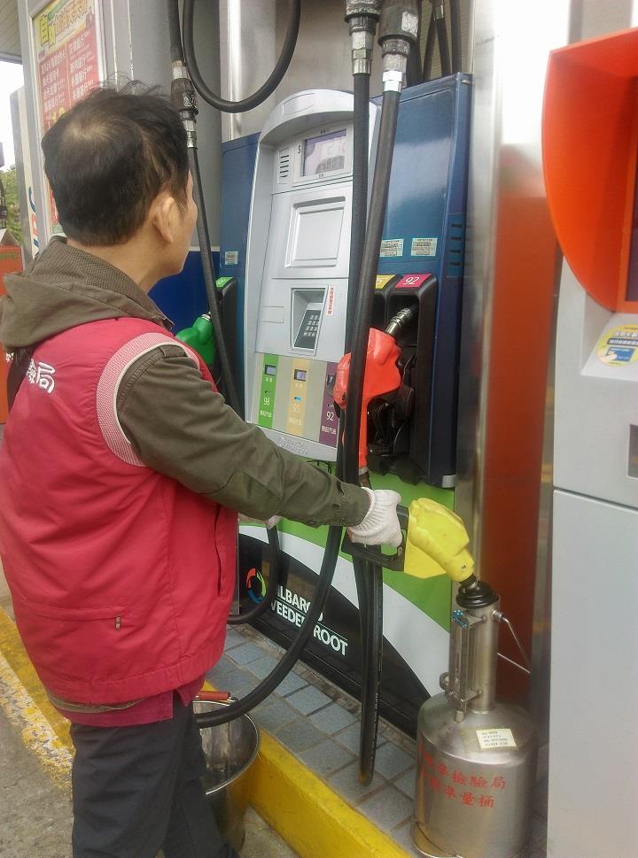1091209經濟部標準檢驗局油量計準確度檢查99.95%合格新聞稿照片