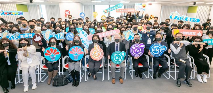科技部部長暨行政院科技會報副召集人吳政忠(右五)、經濟部陳怡鈴主任秘書(左五)、台灣微軟孫基康總經理(右四)與北部70位T大使合影