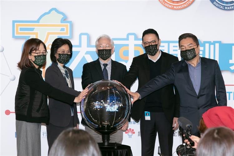 科技部部長暨行政院科技會報副召集人吳政忠(中)、經濟部陳怡鈴主任秘書(左二)、台灣微軟孫基康總經理(右二)宣布T大使任務全台即刻啟動。