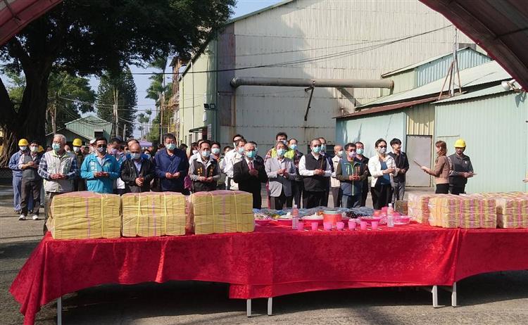 台糖董事長陳昭義(右五)率公司同仁及現場與會貴賓一同焚香祝禱，祈求開工期間一切順利平安。