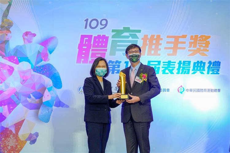 2020年體育推手獎今日舉行表揚典禮，台電由副總經理徐造華接受總統蔡英文頒獎表揚。