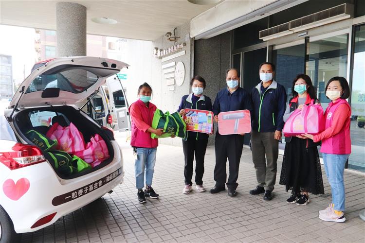 台電送暖不受疫情影響! 在做好防疫措施下持續為長輩送暖，宅配物資到家。