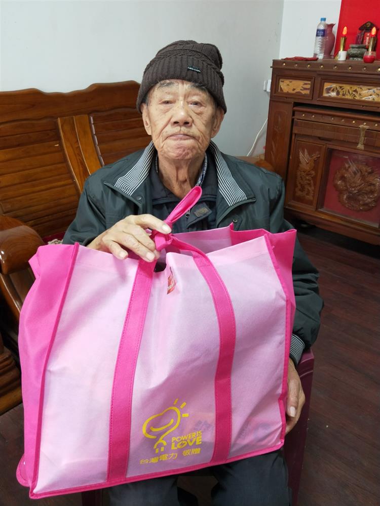 今年首度參加台電銀髮關懷活動的丁爺爺高齡97歲，台電同仁替爺爺檢查居家線路安全，讓他安心過好年。