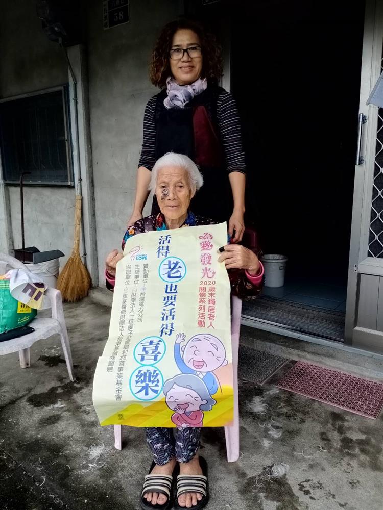 94歲的李奶奶平常捨不得剪頭髮，義工連番鼓勵下點頭參加，她微笑道「好久沒有這麼漂亮啦!」