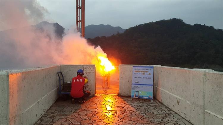 今(10)日全台受到鋒面通過及東北季風增強，水利署於石門水庫人工增雨施作