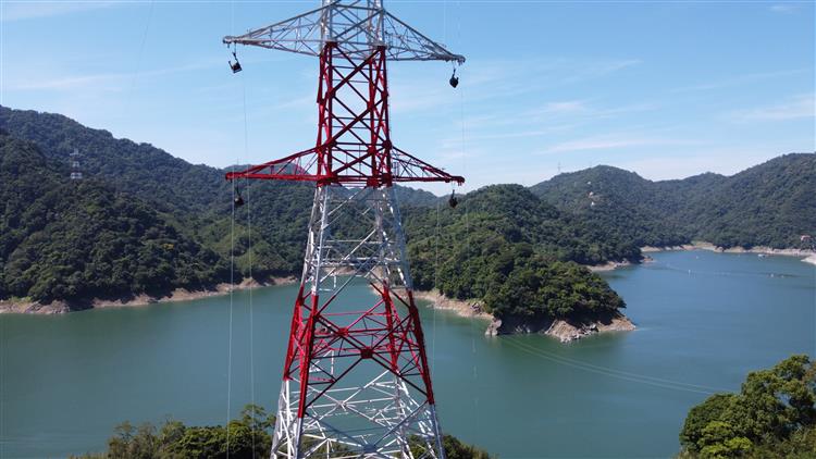 「345kV板橋~龍潭線」行經石門水庫時，線路必須跨越山巒及水域的地形限制，其中最長一段架空線路跨距達960公尺，是國內輸電線路工程之壯舉。