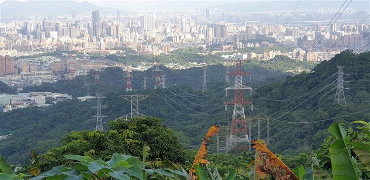 超一路「345kV板橋~龍潭線」更新擴建後，可大幅提升北部地區供電品質及穩定度。