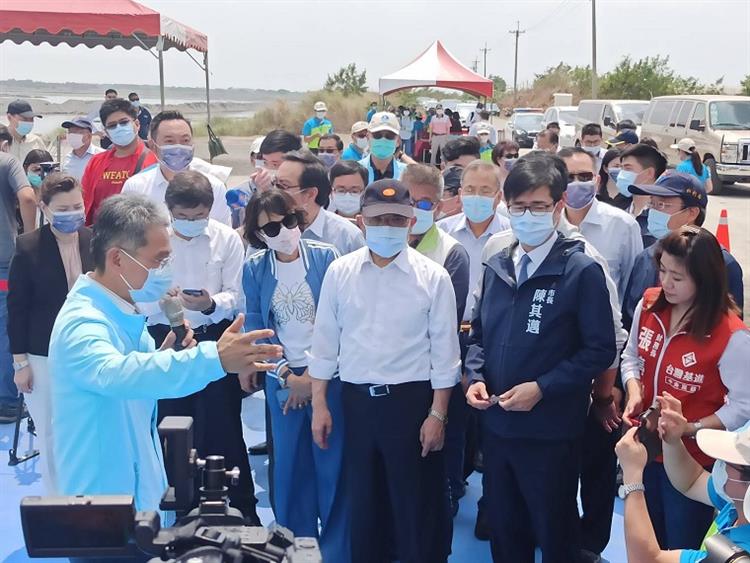 蘇院長視察高屏溪攔河堰上游的伏流水設施及清淤