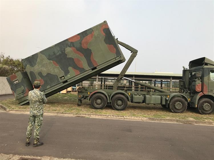 國軍出動移動式淨水設備支援抗旱節水，提供產業園區廠商潔淨再生水