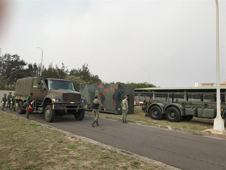 國軍出動移動式淨水設備支援抗旱節水，提供產業園區廠商潔淨再生水1