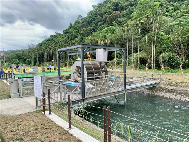 台電今於蘭陽電廠舉辦微水力測試平台開幕典禮，讓蘭陽電廠既有發電、微水力、民生用水以外，還可再利用1次，一滴水可用4次