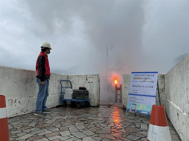 找水增雨每一滴水都不放過  今早水利署於石門水庫啟動人工增雨施作