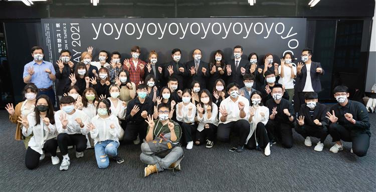 工業局呂正華局長、《天下》雜誌吳迎春社長、總策展人邱柏文設計師、視覺統籌聶永真設計師，以及展覽大使「告五人」與入圍作品學生合影