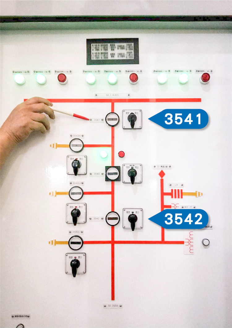 圖為台電高雄路北超高壓變電所匯流排控制盤面，昨因誤操作開關，造成輸電設備匯流排產生接地故障，引起停電事故。