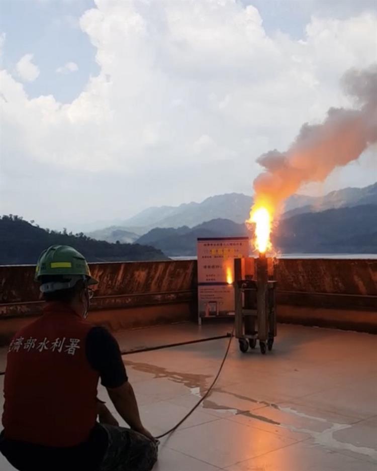 南部山區午後降雨機會增高，水利署於南化水庫人工增雨施作