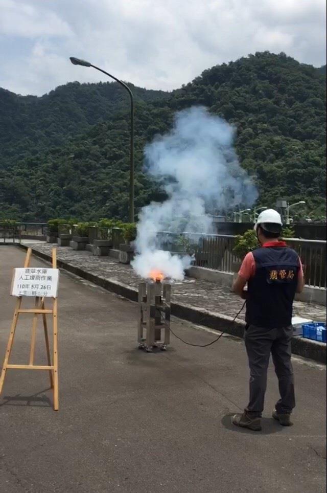 北部山區有午後對流發展機會，水利署日夜守視於翡翠水庫啟動人工增雨作業