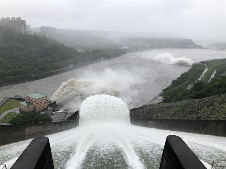 烟花颱風帶來豐沛雨量石門水庫溢洪道啟動洩洪