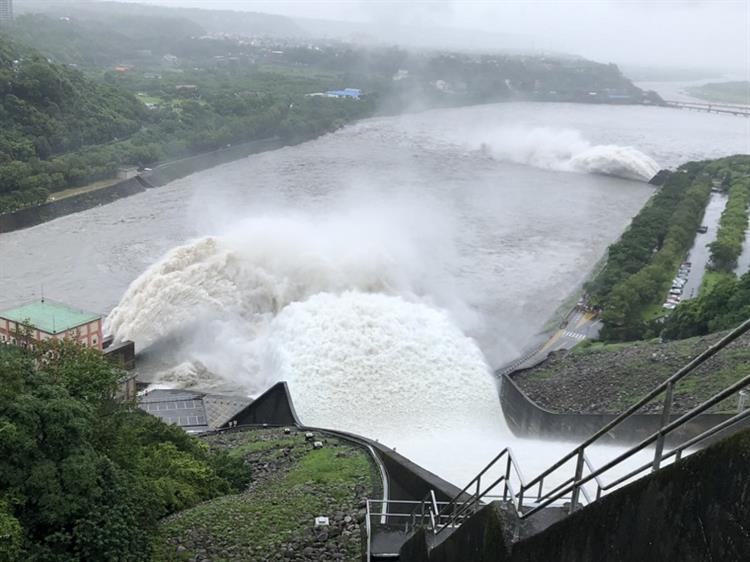 烟花颱風帶來豐沛雨量石門水庫溢洪道啟動洩洪1