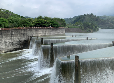 完全解旱 全台供水正常-鯉魚潭水庫溢流照片