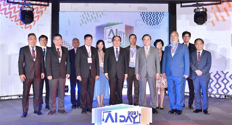 工業局呂正華局長攜手AI合作夥伴啟動「AI DAY 2021」，象徵產官研齊心團結，並肩推動台灣AI前向。