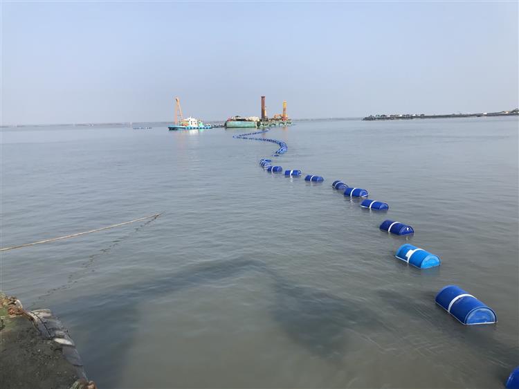 台澎海纜工程十年磨一劍，過程經歷海象不佳施作困難，需抓緊時間趕工施作。圖為海上施作場景
