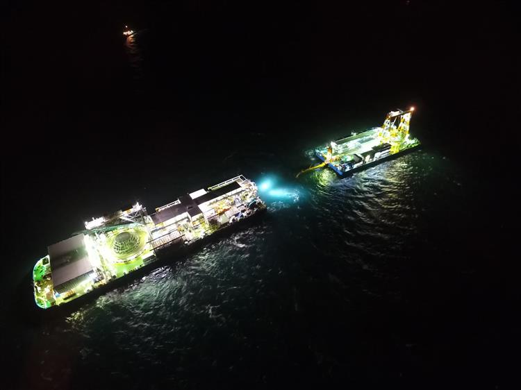 台澎海纜工程是推動綠能發展的重要電力建設，施工過程日夜趕工，只希望能盡快完成。圖為夜間施工畫面