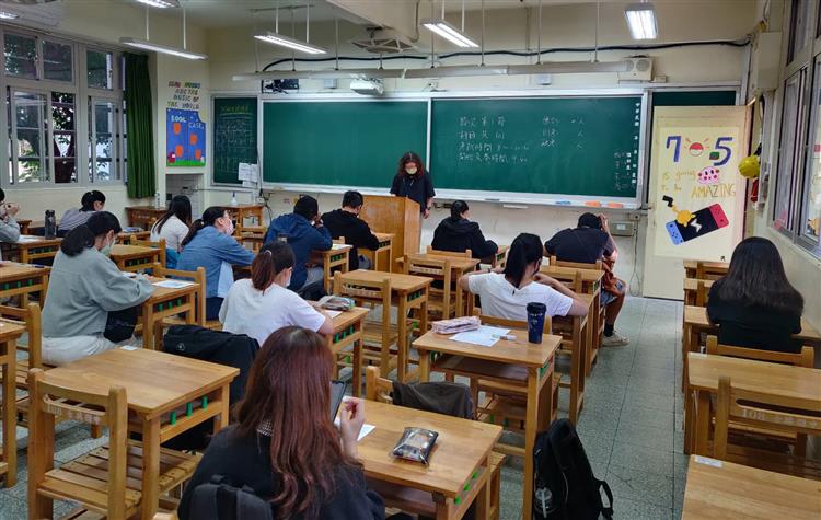 經濟部所屬事業機構110年新進職員甄試今(7)日舉行，圖為考生於考試時間開始前把握時間複習。