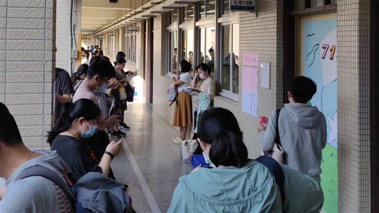 經濟部所屬事業機構110年新進職員甄試今(7)日舉行，圖為考生於等候進場時在走廊做最後衝刺。