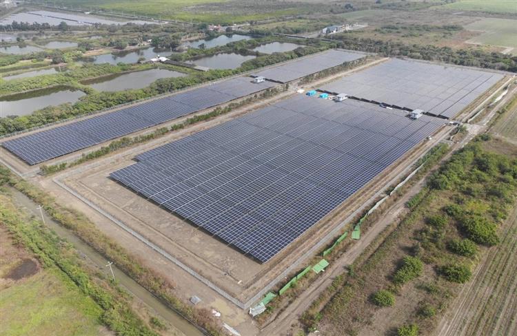 為擴大推動綠能，台糖利用不適耕作農地建置地面型光電，並持續性監控環境，確保當地生態平衡(圖為七股光電廠)01