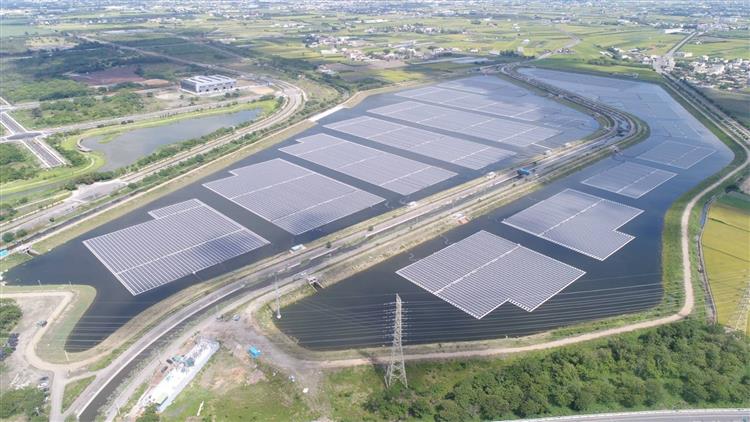 台糖也讓太陽能板水上漂，打造滯洪防災、綠電、經濟及環境共贏(圖為彰化萬興及第四放水路滯洪池光電廠)。