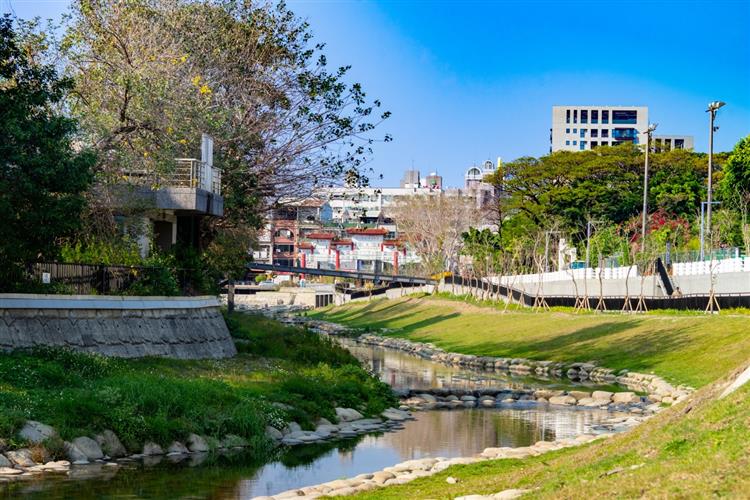 迎春遊憩趣 親水悠活新體驗　形塑竹溪水與綠空間與文化、運動環境，是個縫合水岸與周邊都市發展，已成為熱門新景點。