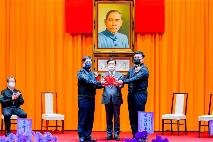 台電今(8)日舉行新卸任董事長、總經理交接典禮