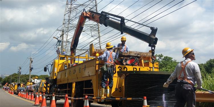 台電自2018年啟動配電系統強韌計畫，推動線路設備更新汰換，並引入變壓器負載監測與故障顯示器等新科技設備