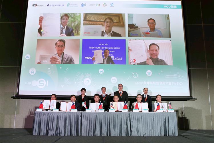 工業局林俊秀組長(後左二)、資策會黃瓊雅處長(後左一)與泰國(後左三)、 越南(後左四)駐台副代表見證六項MOU簽署