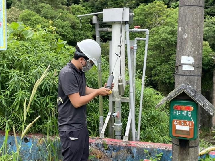 梅雨鋒面影響台灣 經濟部應變小組二級開設嚴密監控- 福山一號橋測站巡檢濁度計檢測