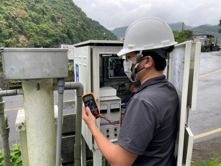 梅雨鋒面影響台灣 經濟部應變小組二級開設嚴密監控-下龜山橋測站儀器箱電源檢測維護