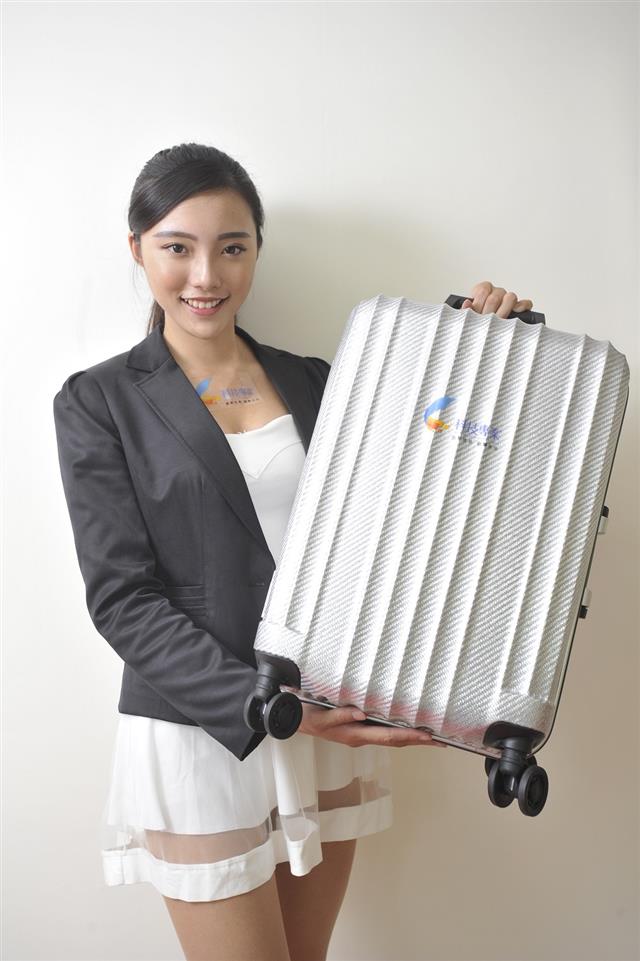 另開視窗，連結到圖2：採用熱塑型碳纖維複合材料製成的行李箱，具有可回收再生重複使用的優點。(jpg檔)