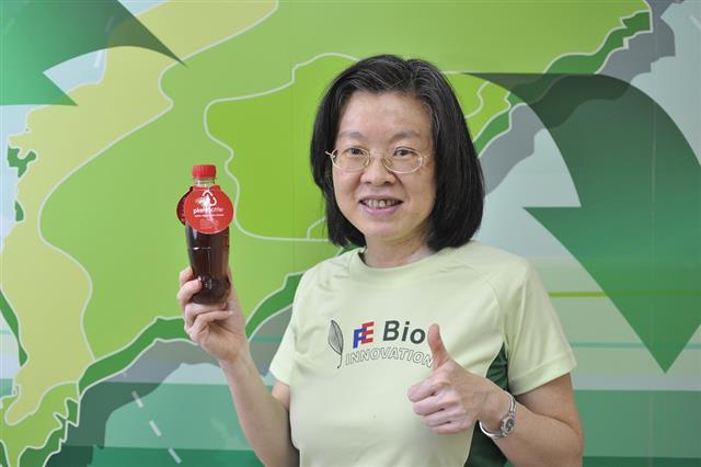 另開視窗，連結到圖3：遠東新世紀協理廖瑞芬展示以生質PEF聚酯材料製成的可樂瓶，符合許多世界飲料大廠的需求。(jpg檔)