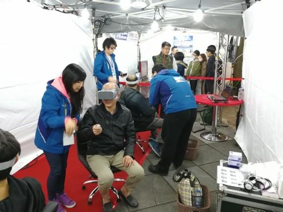 圖4：民眾體驗「OinVR」平台，透過VR眼鏡觀看台北市政府跨年演唱會並與朋友互動共賞